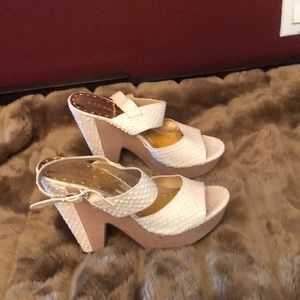 BCBG Girls size 9 platform cream sandals